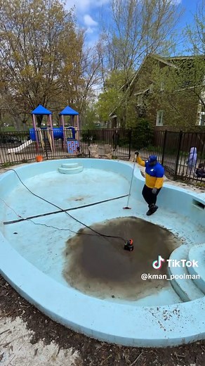 Watch me clean my client’s pool. Dirty to clean in 48 hours. 🏊‍♀️🏊‍♂️🌊🐡 #puddlepool #toronto #poolcleaning #entrepreneur #pool #hottub #puddlepools