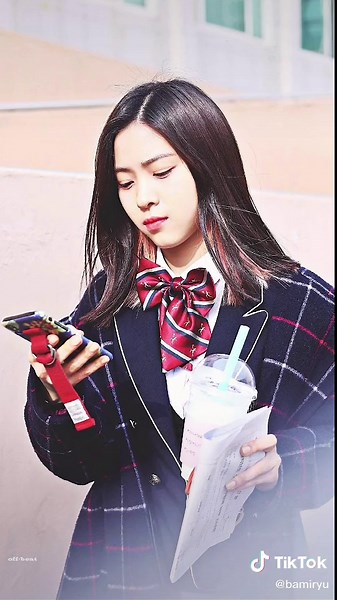 Itzy Yuna School Uniform Transformation with Ryujin and Chaeryeong