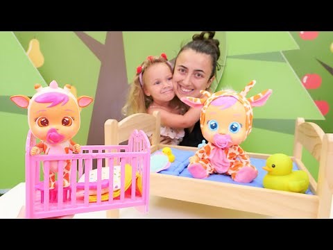 Kız oyunları. Oyuncak bebekler için boyutlarına göre eşyalar. Bebek bakma oyunu.