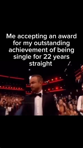 𝗦𝗞𝗜𝗗 𝗠𝗢𝗡𝗞 on Instagram: "Real 角色发展 (Character Arc) ​杰西通常被认为是这部剧的**“道德标杆”**。与沃尔特·怀特逐渐黑化、追求权力不同，杰西在这个过程中不断经受着良心的谴责。 ​初期 (街头小混混)： 故事开始时，他是一个不学无术的毒贩，自称“库克船长”。 ​中期 (创伤与迷茫)： 随着生意越做越大，暴力也随之而来。他经历了女友简（Jane）和安德烈亚（Andrea）的离去，身心受到重创，长期处于被老白操纵的痛苦中。 ​后期 (人性的回归)： 杰西内心非常柔软，尤其是对于儿童受到的伤害无法容忍。他是剧中极少数始终保持同情心的角色。 ​结局 (救赎)： 在电影版《续命之徒》（El Camino）中，他最终逃离了过去的阴影，前往阿拉斯加开启了全新的生活。 #relatablememes #breakingbad"