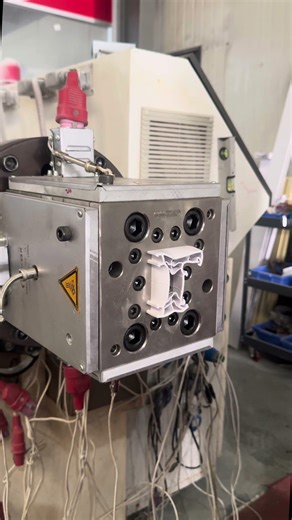 PVC window frame five-chamber die flow distribution test.