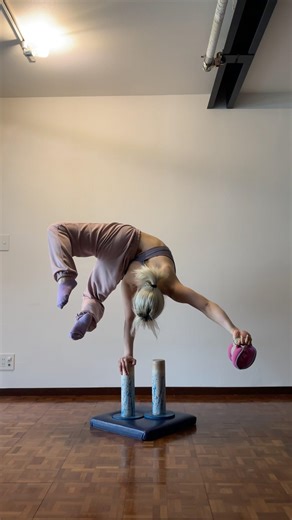 Training with 2kg #rickmethod #acrobatics #handbalance #体操 #倒立 #coreworkout