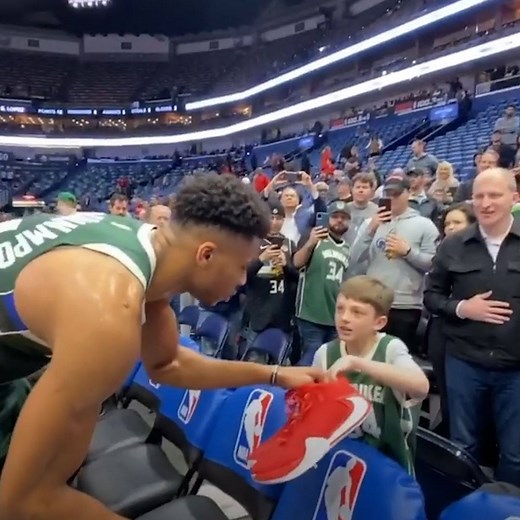 SEE IT: Lucky young fan receives Giannis Antetokounmpo's game kicks👟🏀 | AOL
