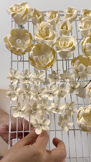 289K views · 2.4K reactions | Gum Paste Flowers ♥️ • • • • • • • #gumpaste #gumpasteflowers #sugarflowers #sugarflower #sugarflowerart #artsugar #cake #cakes #cakedecorator #cakedesign #cakedecorating #cakeart #cakeartist #cakedecoratorsofinstagram #cakesupplies #topper #toppers #flowers #birthdaycake #weddingcake #weddingcakes #cakemaker #cakemaking | Garden Sugar Flowers | Facebook