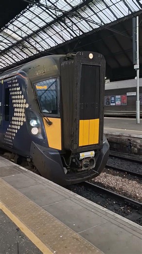 Class 385 Arrives At Queen Street Station #trainspotting