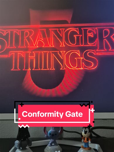 Conformity Gate confirmado 👀 este detalle de la intro de Stranger Things cambia todo. La teoría que el 7 de enero saldrá otro capitulo de Stranger Things no suena loca. Me causó curiosidad que justo en el capítulo final de la serie no apareciera la intro de siempre con los nombres de los actores 😱 Si lo hacen, los Duffer serán los mejores de la historia. Si no, los fans quedarán así 🤡 Ustedes qué piensan? 👀 #conformitygate #strangerthings #strangerthings5 #strangerthingsedit #strangerthingsf
