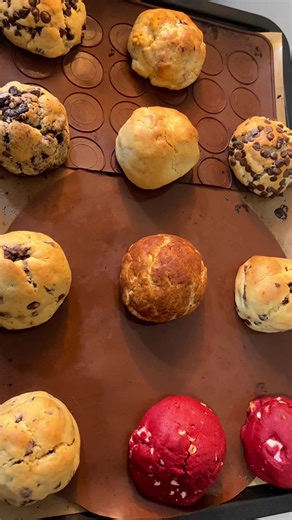 Recien salidas del horno 🍪🫶🏻✨🤎 #limaperu🇵🇪 #cookievideo #nycookiesstyle #foryourpage #cookiebakery #galletaschunky #foryou #homemade #nycookiesrecipe