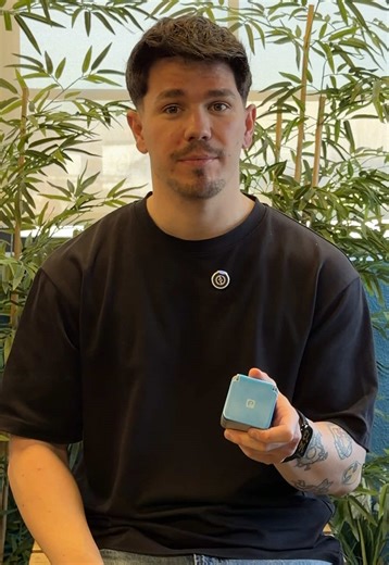 Conecta y controla tus dispositivos de exterior de forma sencilla. Así es nuestro enchufe WiFi de exterior. Diseñado para exterior: preparado para funcionar al aire libre, ideal para terrazas, jardines y patios. Conectividad WiFi: se conecta directamente a tu red para que el enchufe esté siempre accesible desde la app. Programable y con medición: permite crear horarios y consultar el consumo energético del equipo conectado. Un enchufe pensado para exterior, práctico y fiable, que aporta control 