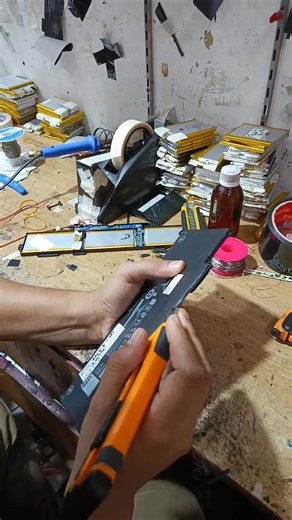 🔋 ল্যাপটপের অরিজিনাল ব্যাটারি সার্ভিসিং করুন — কপি ব্যাটারির থেকেও পারফরম্যান্স হবে আরও ভালো! ফুলে গেছে? ব্যাকআপ কম দিচ্ছে? চার্জ টিকছে না? নতুন কপি ব্যাটারি লাগিয়ে বারবার সমস্যায় পড়ছেন? আমরা ল্যাপটপের অরিজিনাল ব্যাটারি সার্ভিসিং করে থাকি। যেসব ব্যাটারি ফুলে গেছে, সেল ড্যামেজ হয়েছে বা চার্জ ধরে না— সেগুলোকে আধুনিক সার্ভিসিংয়ের মাধ্যমে আবার নতুনের মতো করে তুলি। ✨ কেন অরিজিনাল ব্যাটারি সার্ভিসিংই সেরা? ✔ কপি ব্যাটারির চেয়ে বেশি ব্যাকআপ ✔ ল্যাপটপের জন্য নিরাপদ ✔ ব্যাটারির লাইফ টাইম বৃদ্ধি ✔ কম খরচ