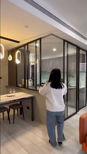【2招設計讓您同時有獨立式與開放式「廚房」😍】#設計巧思 #玻璃拉門 #開放式廚房 #廚房規劃 #室內設計