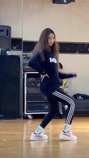 Britney Spears Circus Dance Cover by Hyein and Haseul