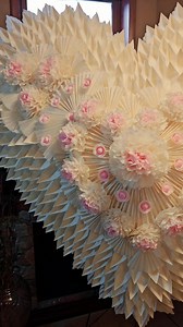 Adding a hint of pink to our flower. Perfect for our love ones who adores the color pink. Send us a fb message for more details or to order. We are located in St. Paul, MN and can provide transportation to funerals in the metro area. #hmongreels #hmongfuneral #hmoob #flower #josspaper #funeral #funeralservice #pink | Zoohlub tus niam laus