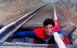 火车轨道断裂，超人用身体当成铁轨，让火车碾压过去