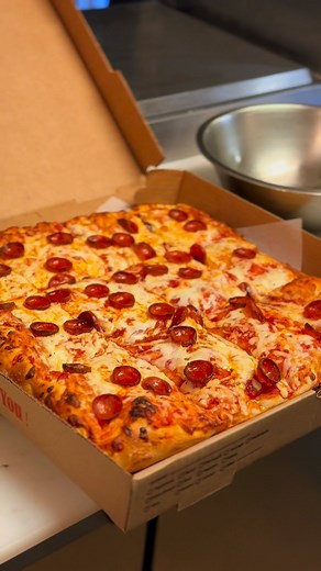 🥶🍕 Cold Fridays = Warm Pizza. Order up: dbspizzeriapub.com | DB's Pizzeria & Pub