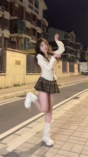 Amazing Dance Moves with Full Power and Nonstop Energy Performance