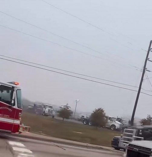 BREAKING NEWS: MAJOR ACCIDENT LEAVING AN 18-WHEELER OVERTURNED IN WEST SHREVEPORT A significant accident has occurred in West Shreveport, resulting in an overturned 18-wheeler. This incident is currently unfolding at the intersection of West 70th Street and Bert Kouns Industrial Loop. | KNAB News 1