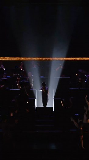 🎬 CHICAGO LE MUSICAL ARRIVE ! 🎬 Vous aimez les scandales, le glamour et le jazz ? Chicago Le Musical dévoile ses premières images et le compte à rebours est lancé.✨ 📅 Première le 7 novembre 2025 au Casino de Paris. 🎟️ Réservez vos places, Chicago Le Musical n’attend que vous (lien en bio) #ChicagoLeMusical #Teaser #AllThatJazz #CasinoDeParis | Chicago Le Musical