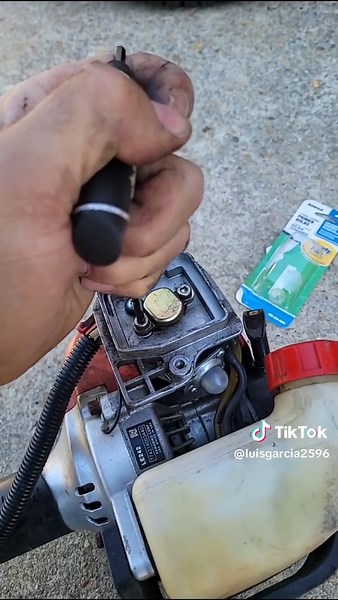 Replacing the primer bulb on my machine it was cracked and leaking.#grind #bluecollar #hardwork #yardwork #landscape #repair #fixed