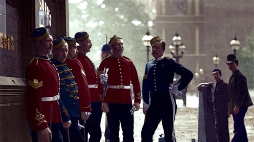 🕰️ Step into the smoky charm of Victorian London… This rare, colorized footage transports you to the late 1800s—decades after Dickens’ time—where the streets pulse with grit, elegance, and survival. From Westminster’s sharply dressed recruiting sergeants to Covent Garden’s flower sellers and porters, every frame reveals a story. 🎥 Video Highlights 💂 0:00 – Recruiting Sergeants in full regalia, rallying troops for the British Army 🌸 0:19, 0:59, 1:26 – Covent Garden’s bustling market life: bas