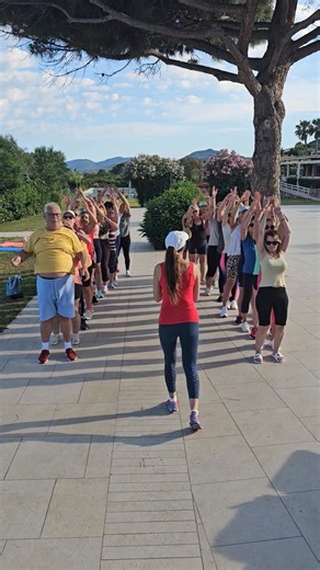 Od 9 rokov po 75 rokov, takéto vekové rozpätie máme na Fit dovolenke na Sardínii a pozrite sa ako spolu ladíme a držíme spolu❤️Nabudúce poďte s nami, garantujem vám, že sa budete skvele cítiť😍Ostaňme zdraví✅️ | Fit pobyty so Zorou Ochodnickou