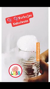 Experimento 2: 🥼 🥼 🧪 🌟 ¡Descubre la Magia de las Burbujas Nebulosas con Hielo Seco! 🌟 ¡Atención, pequeños científicos y magos en ciernes! 🧙‍♂️ ¿Están listos para una experiencia científica que los dejará boquiabiertos? ¡Entonces prepárense para sumergirse en el fascinante mundo de las "Burbujas Nebulosas" con hielo seco! 🔮 En este emocionante experimento, fusionaremos la ciencia y la magia para crear burbujas llenas de misterioso humo, ¡todo gracias al poder del hielo seco y un toque de n