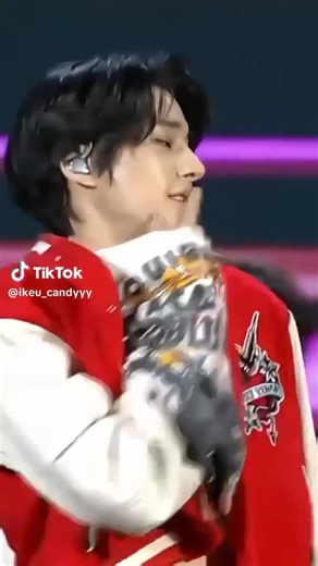 Jake and his freaky tongue #enha #jake