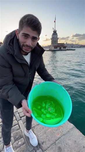 “Üsküdar’da denizi yeşil slime ile doldurdum, Kız Kulesi’ne yürüdüm 🌊✨ #galataköprüsü #kızkulesi #keşfetteyizzz #keşfet #viraltiktok “Bu video yapay zekâ ile üretilmiş kurgusal bir içeriktir.”