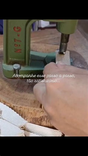 DonaLu Artes e Mimos - artesanato de alto padrão on Instagram: "🧵 A máquina já entrou em ação… Tecidos, fitas e botões estão conspirando… Uma novidade cheia de carinho está nascendo no ateliê. Acompanhe os vídeos na sequência, prensando os botõezinhos e depois as pecinhas prontas! Que delícia esse passo a passo! E me conta: consegue adivinhar o que estou criando por aqui?! 🤭"