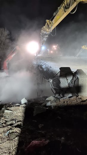 operators doing their thing tonight #union #kansascity #bridge #construction #old