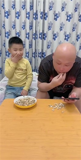 Dad is really fascinated by his cell phone, Doby😂#funny #funnyvideo