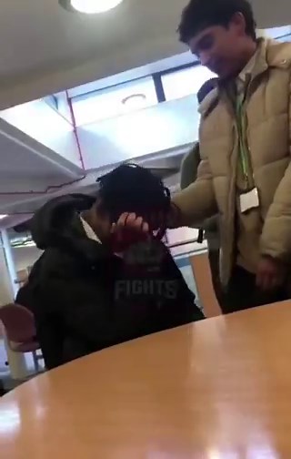 人種差別的なインド人の少年が、黒人の少年にクラス全員の前で自分の靴を舐めるように強要した​​。