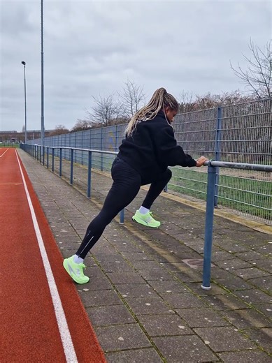 Don’t chase speed. Prepare for it. In soccer, sprinting was never random. Before the first acceleration, the body had to be ready to accept force. These 5 exercises help me organise that readiness. So when I sprint, it doesn’t feel forced — it feels connected. Rhythm first. Pace follows. Save this for your next sprint session 👆🏾 @Body&Fit #running #athlete #workout #sprint #runstrong