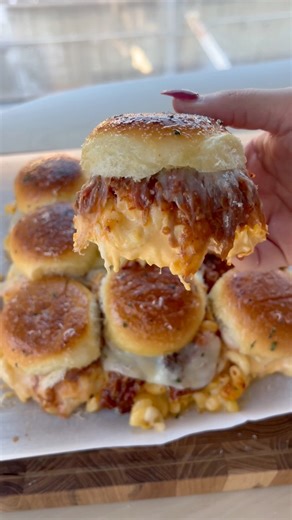 11K views · 47 reactions | this is your sign to put pulled pork mac and cheese sliders on your menu #easyrecipe #simplerecipe #pulledpork #macandcheese #sliders #pulledporksandwich #DeliciousEats | Feed Annna | Facebook