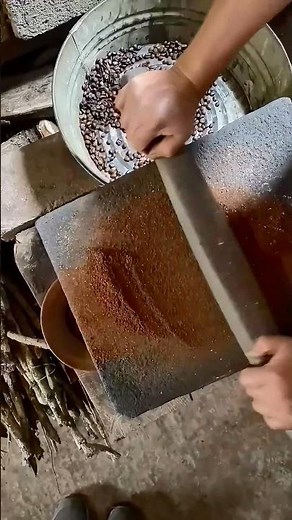 Así se prepara el café tradicional en Miramar, Oaxaca tostado en comal y molido en metate
