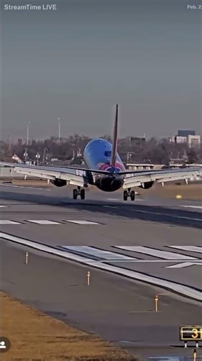 CLOSE CALL BETWEENTWO JETS AT CHICAGO AIRPORT