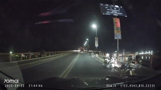 WATCH | NEWS UPDATE: Video captures the moment strong tremors were felt in Metro Cebu when a magnitude 6.9 earthquake struck Bogo City in the northern part of the island late evening on Tuesday, September 30, 2025. In this video, the people whose voices can be heard are crossing a bridge that connects Cebu City and Mandaue City. In an earlier post, PHIVOLCS said the earthquake was at magnitude 6.7. | Video courtesy: CWMworks Aerials Read: Strong 6.9 quake shakes Cebu https://www.gmanetwork.com/.