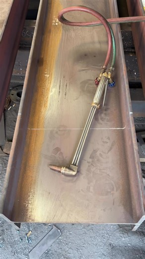 Kuli Welder Art on Instagram: "Use a jig when cutting using a cutting torch, to make cutting easier.👍 #CuttingTorch #cuttingtips #workshop #weldingtipsandtricks"