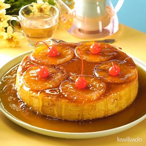 Had you ever thought of preparing a #flan version of the classic #PineappleUpsideDownCake? 🤔This delicious and creamy #VanillaFlan recipe makes it possible! 😉 Lined with caramel and #pineapple, this sweet and fruity flan is garnished with #cherries in syrup for a flavorful #dessert that will delight your guests. 🍍🍒🍮 Recipe here: https://bit.ly/3FY4Xmy | kiwilimón recipes