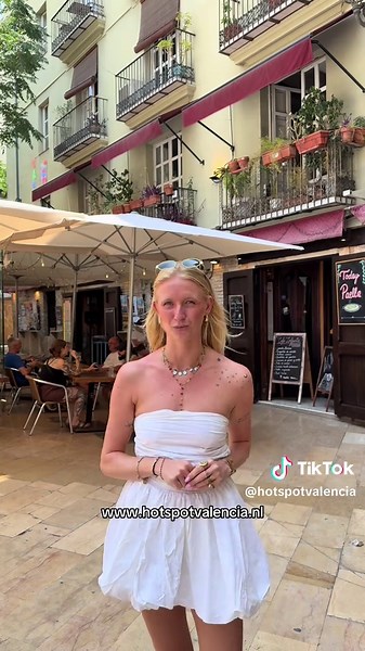 Agua de Valencia is het drankje van Valencia! Waar je de lekkerste drinkt? Dat vertellen we je tijdens onze fietstours. 🤭🧡 Ga jij gezellig met ons mee? Elke dag hebben wij om in de ochtend en middag een fietstour om samen Valencia te ontdekken 😍 Onze fietstours duren 3 uur en zijn €30,00 per persoon. Inbegrepen fietsen van ons, een proefverrassing en een flesje water! De tours worden gegeven in het Nederlands en we beginnen in de wijk Russafa! 🫶🏼 Heb jij je fietstour nog niet geboekt in Val