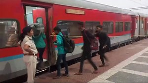 Queue maintenance and awareness program at Bhagalpur in train no. 22948 Bhagalpur-Surat at PF no. 1. | Eastern Railway Headquarter