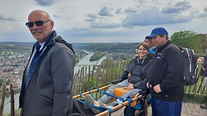 Joëlettes Sans Frontières : le sport et la nature accessibles aux Personnes à Mobilité Réduite - RTBF Actus