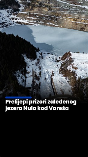 Jezero Nula, poznatije kao jezero Smreka koje se nalazi nedaleko od Vareša, na kopu bivšeg istoimenog rudnika željeza, ove zime je potpuno zaleđeno zbog dugotrajnih niskih temperatura, stvarajući atraktivan prizor za ljubitelje prirode. Nastalo je početkom 1990-ih godina, a predstavlja najveći bunar pitke vode u Bosni i Hercegovini. Dubina jezera iznosi 107 metara, dužina mu je 610 metara, dok mu je širina 320 metara. Voda u samo jezero dolazi iz obližnjih potoka i podzemnih voda. 🎥: Elman Omić