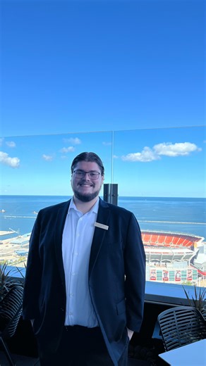Meet Duncan, a participant in Hilton’s U.S. Management Development Program with a focus in Food & Beverage at @hiltoncleveland. He’ll spend nine months in F&B, and three months rotating through all departments in the hotel. His days are filled with hands-on experience across the hotel’s outlets: Eliot’s lobby bar, Burnham restaurant, and Bar 32 with its skyline and lake views, while also joining leadership meetings and preparing for his impact project that will leave a lasting mark on the proper