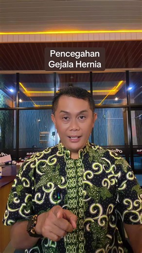 HERNIA kondisi ketika organ dalam tubuh (biasanya usus) menonjol keluar melalui celah atau bagian otot perut yang lemah. Akibatnya muncul benjolan di perut atau selangkangan. #sehat #sakit #hernia