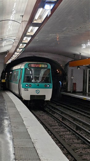 L'ancien MF77 N⁰047 de la ligne 13 en circulation sur la ligne 8
