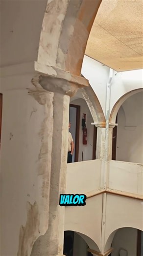Hemos descubierto este artesonado de principios del siglo XX durante las obras de ampliación del Museo Arqueológico Municipal, que tiene su sede en la antigua Casa Consistorial. Hemos decidido conservar esta fantástica techumbre de madera, a la que se le va a realizar un tratamiento específico que la mantendrá en condiciones óptimas. Se trata de un artesonado de grandes dimensiones, más de 100 metros cuadrados, muy bien conservado, que dataría de principios de siglo XX. Este sistema de vigas de 