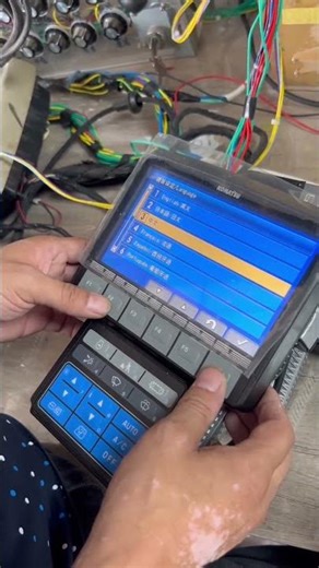 Komatsu PC-8 Series Monitor: Multi-Language Setup & Features Demo