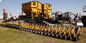 Seedmaster Ultra SR features unique residue- and gauge-wheel design