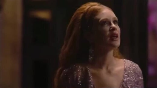 Marina Ruy Barbosa fala inglês na série