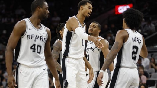 Spurs star suffers concerning injury, exits Suns game in walking boot